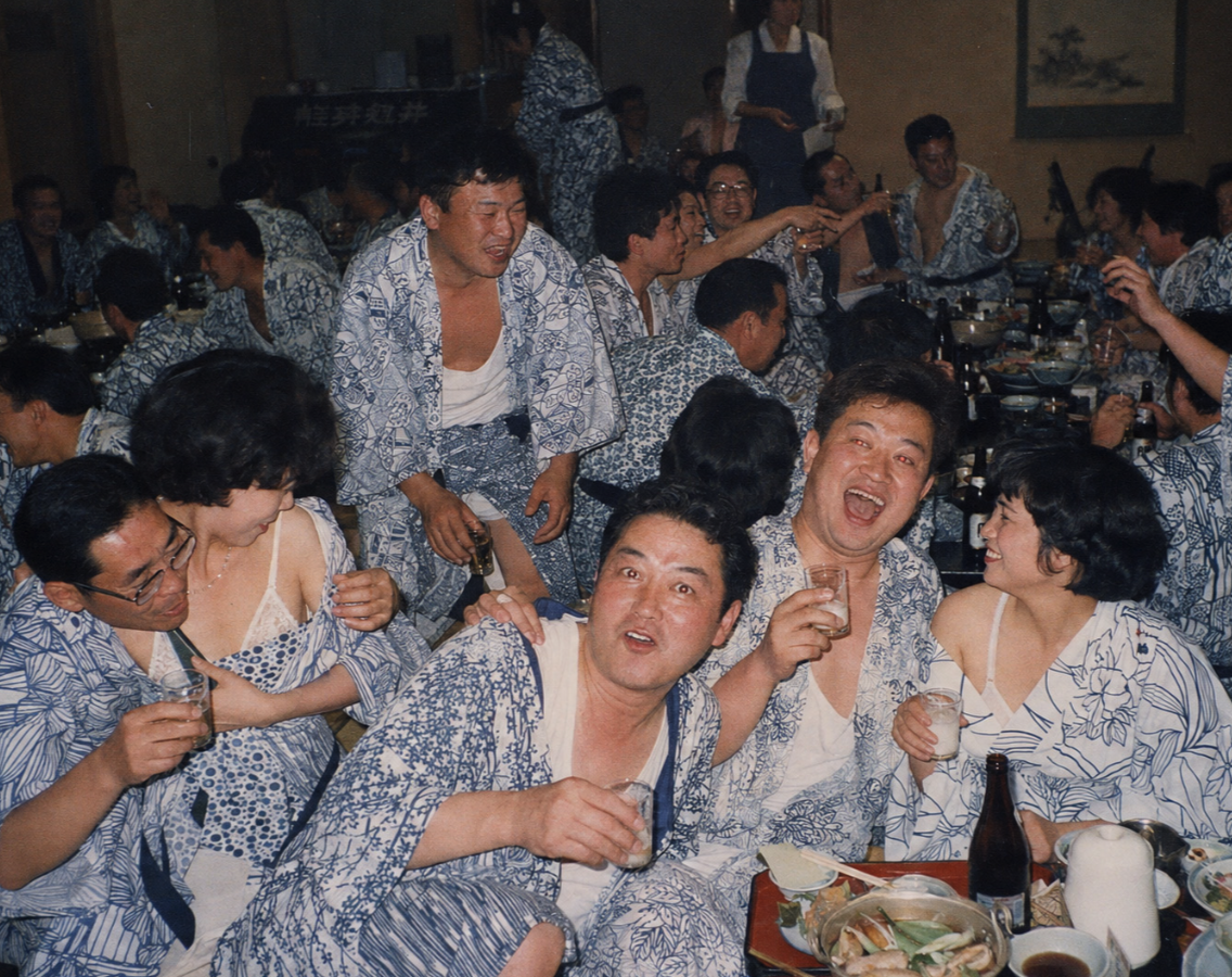 A group of people resembling Khairy Jamaluddin, Shizuka Kamei, and others seated at a Japanese banquet wearing blue and white yukata.