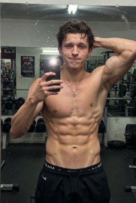 AI-generated gym mirror selfie of muscular Tom Holland
