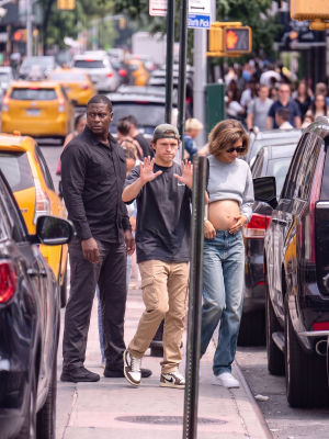 AI-generated image of Tom Holland and Zendaya walking in New York with a pregnant belly