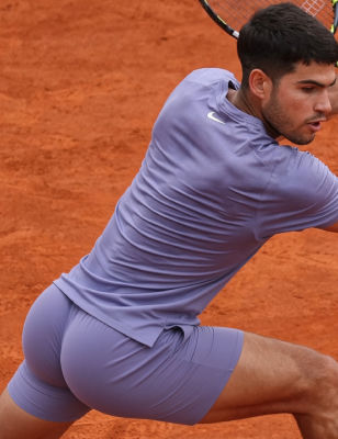 AI-generated image of Carlos Alcaraz in a lavender Nike outfit on a clay court