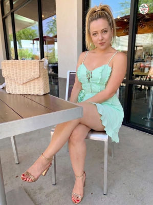 Deepfake of Giorgia Meloni seated at an outdoor cafe