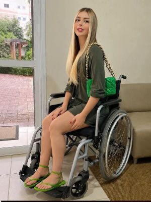 AI image detected of a woman in a wheelchair holding a green handbag