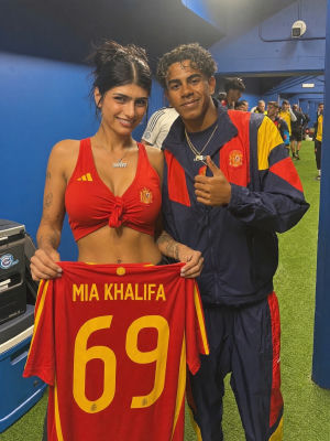 Deepfake of Mia Khalifa and Lamine Yamal holding a Spanish national team jersey