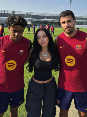 AI-generated photo of a woman posing with Lamine Yamal  and another FC Barcelona players at training