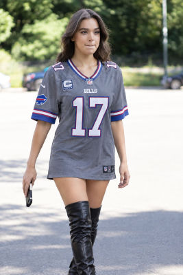 AI image detected of Hailee Steinfeld wearing a Bills jersey