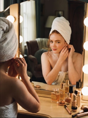Deepfake of Sadie Sink wrapped in a towel at a vanity