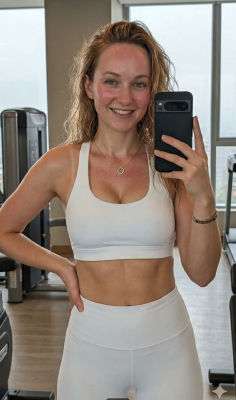 AI-generated gym selfie of a woman in athletic wear