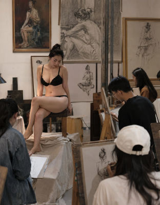 AI-generated image of a woman modeling in a life drawing class