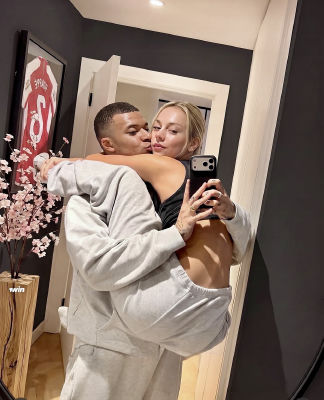 AI-generated image of Kylian Mbappé and Ester Expósito taking a mirror selfie
