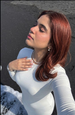 AI-generated portrait of a woman at the beach