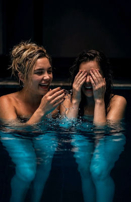 AI-generated image of Florence Pugh and Hailee Steinfeld in a pool