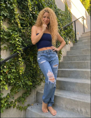 Deepfake of Shakira posing on outdoor concrete stairs