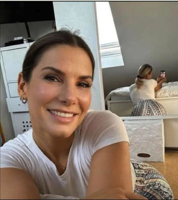 Deepfake of Sandra Bullock taking a mirror selfie