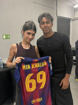 AI-generated image of Lamine Yamal and Mia Khalifa posing with a Barcelona jersey 