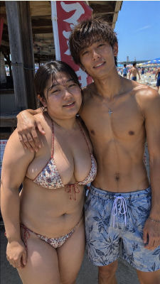 AI-generated beachside image of two people posing together
