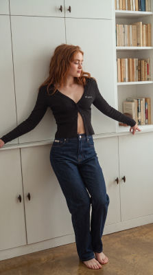Deepfake image detected of Sadie Sink leaning against a bookcase