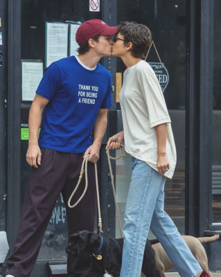 AI-generated image of Tom Holland and Zendaya kissing on a street