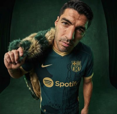 AI-generated portrait of Luis Suárez in a Barcelona kit with a fur-trimmed cape