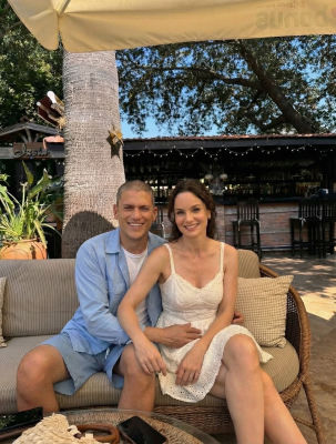 AI image detected of Wentworth Miller and Sarah Wayne Callies seated at an outdoor lounge