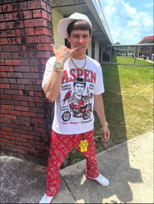 AI-generated image of Jim Carrey posing outdoors in an Aspen graphic t-shirt