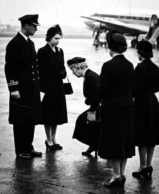 AI-generated image of Mary of Teck and Elizabeth II on a tarmac