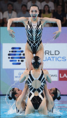 Deepfake of Julie Sinmon and Chang Hao performing a synchronized swimming lift