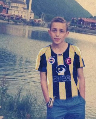 AI-generated image of a young Barış Alper Yılmaz in a Fenerbahçe jersey