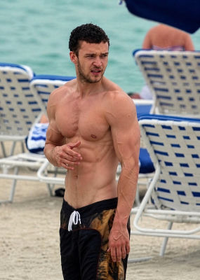 Deepfake image detected of Justin Timberlake shirtless on a beach
