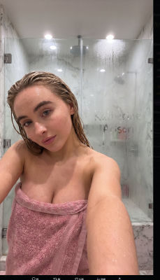 AI-generated image of Sabrina Carpenter in a shower selfie