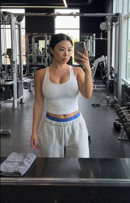 AI-generated gym mirror selfie of a woman