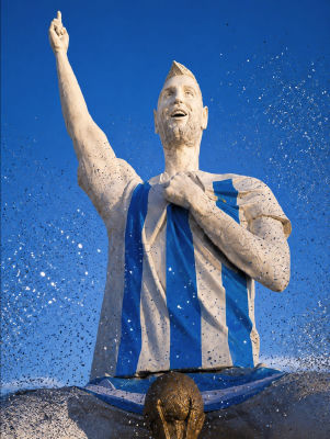 AI-generated image of a statue in Argentina jersey with the World Cup trophy
