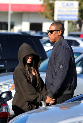 AI image detected of Jay-Z and Nicki Minaj in a parking lot