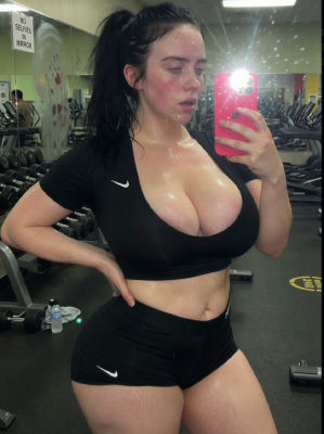 AI-generated image resembling Billie Eilish in gym mirror selfie