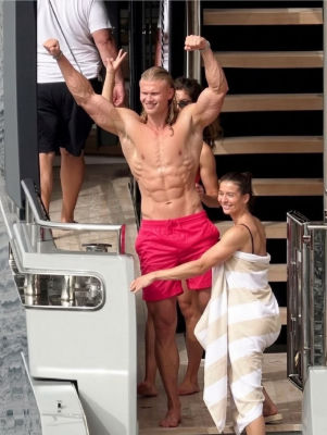 AI-generated image of Erling Haaland flexing aboard a yacht