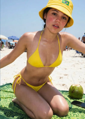AI-generated image of Jenna Ortega in a yellow bikini on a beach