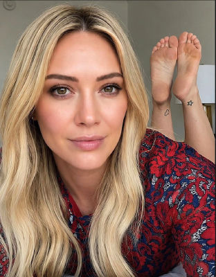 AI-generated image of Hilary Duff with feet raised in selfie pose