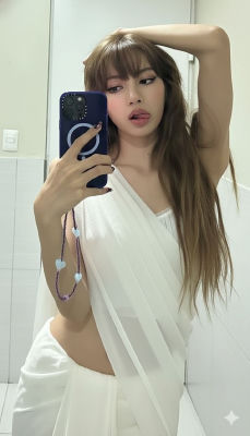 AI image detected of Lisa taking a mirror selfie