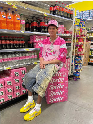 AI-generated image of Jim Carrey posing with Pink Sprite in a store aisle