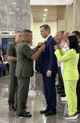 Deepfake of Nicolás Maduro receiving a military decoration