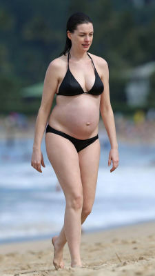Deepfake of Anne Hathaway pregnant in a black bikini on the beach