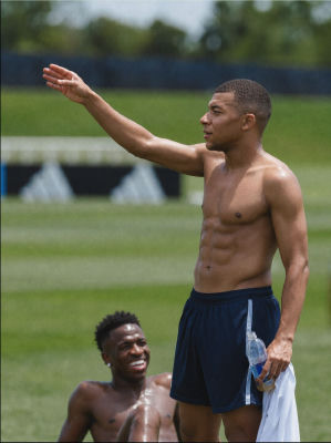 AI-generated image of Kylian Mbappé and Vinícius Júnior shirtless at training