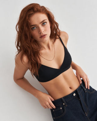 AI image detected of Sadie Sink in a black bralette and jeans