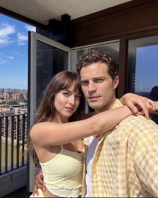 AI image detected of Dakota Johnson and Jamie Dorman hugging on a balcony