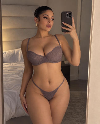 Deepfake image detected of Kylie Jenner in lingerie mirror selfie