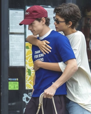 AI-generated image of Tom Holland and Zendaya embracing on a street