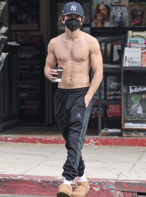 AI image detected of Timothée Chalamet shirtless outside a magazine stand