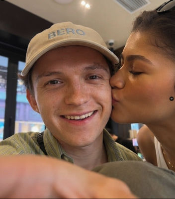 AI-generated image of Tom Holland and Zendaya in a selfie