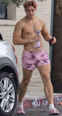 AI image detected of Knox Léon Jolie-Pitt with pink hair in pink shorts