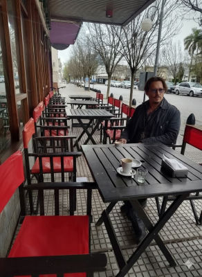 AI-generated image of Johnny Depp seated at a sidewalk café