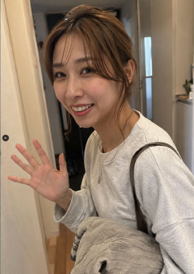 AI-generated image of an unidentified woman waving indoors